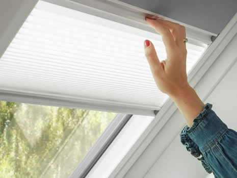 Velux Pencere Perdelerinde Plise ve Düette Seçenekleri: Hem Fonksiyonel Hem Şık Çözüm